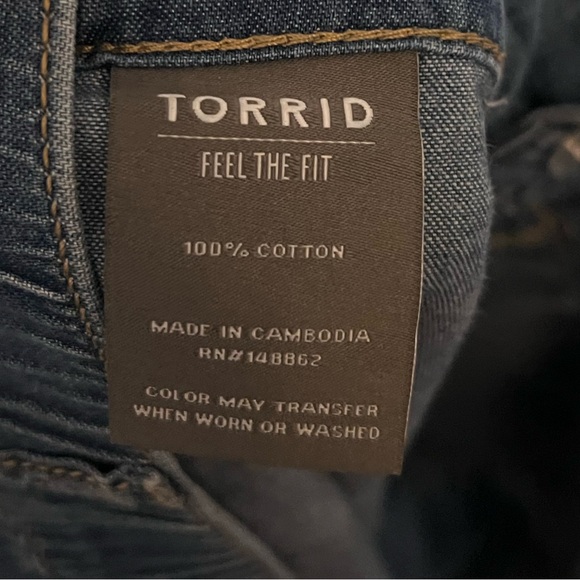Torrid Medium Wash Jean Shorts Relaxed Fit - Picture 4 of 4